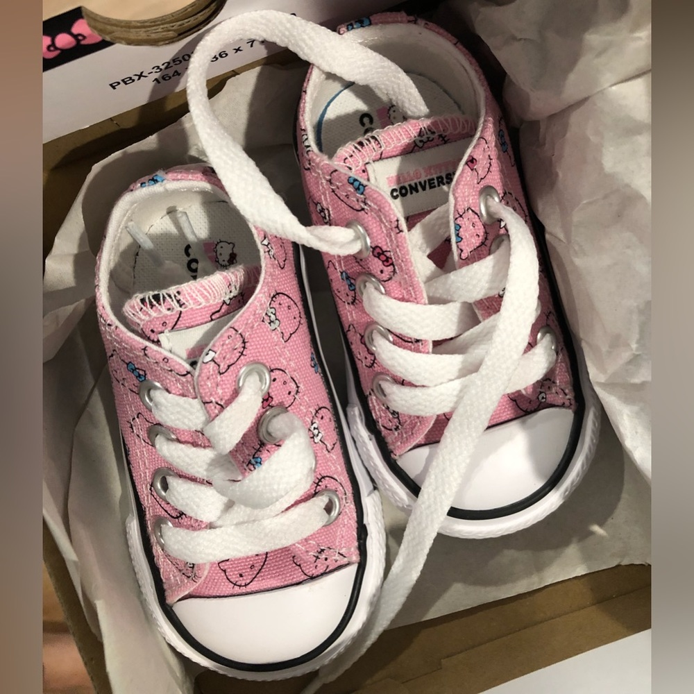 New In Box Hello Kitty Converse - Picture 3 of 7